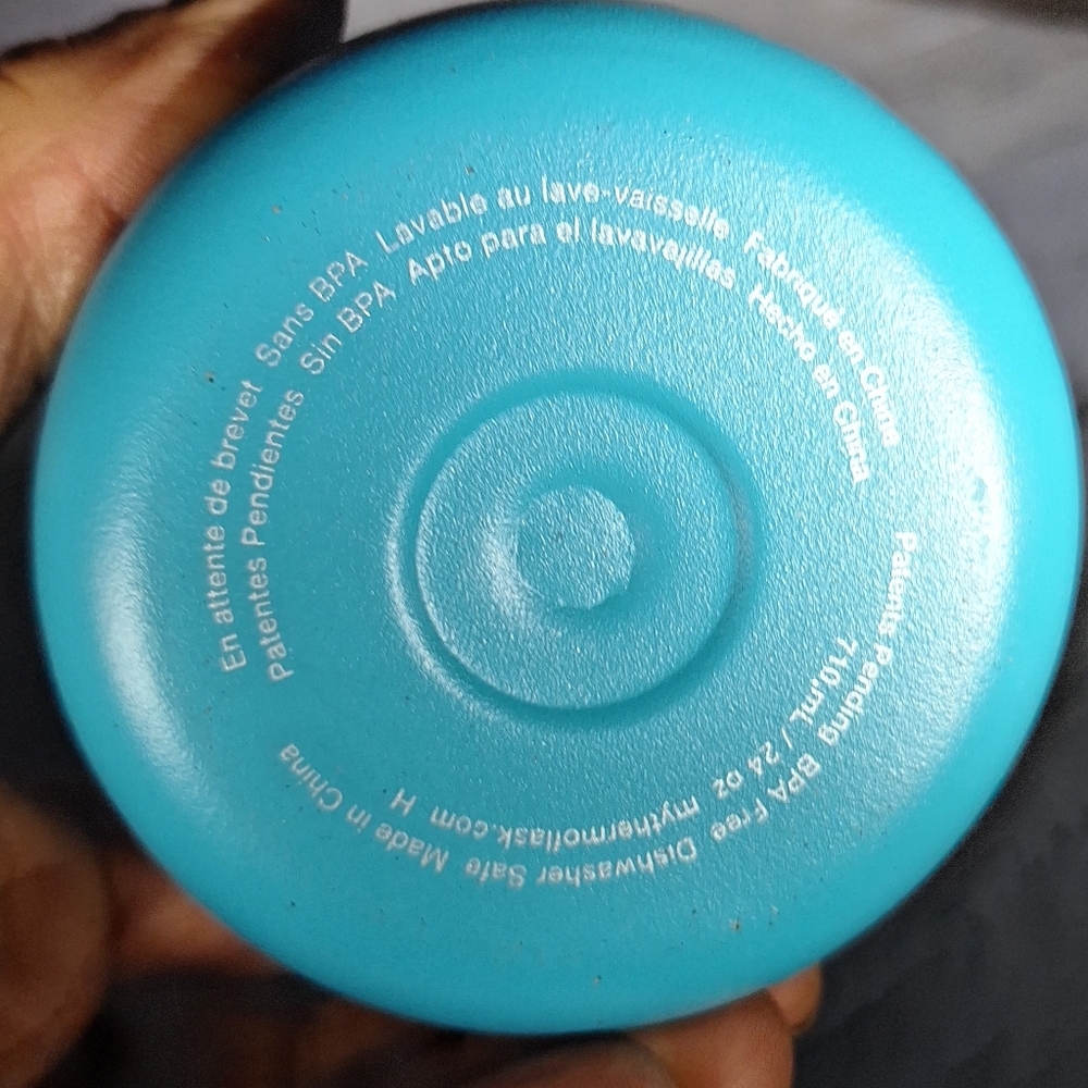Takeya Blue Insulated Water Bottle 24 Oz./24 Hour Cold/12 Hour Hot - Picture 6 of 11